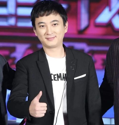 王思聪也消费降级喝国民奶茶吃路边烤肉,身边美女倒是一个不少
