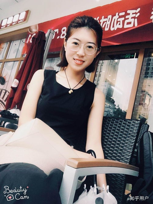 戴眼镜的女生适合哪种短发发型
