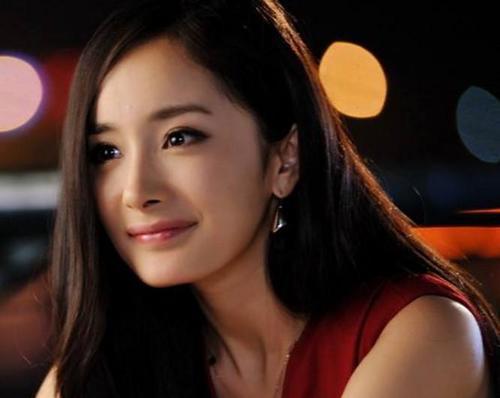杨幂扮嫩晒猫咪照,嘟嘴卖萌无压力似少女,咖位足导演艺人都很怵