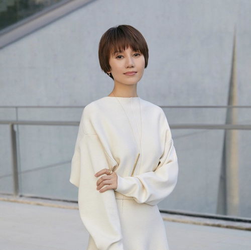 袁泉把熟女气质感完美诠释穿白色连衣裙高贵优雅,气场十足