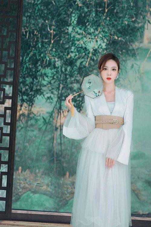 李思思不愧是主持人,一身古风造型气质惊艳,腰封凸显了苗条身材