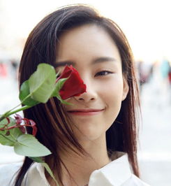 唐人街探案2中二女黑客,曾是老炮儿胡同妞,卸妆后堪称清纯女神