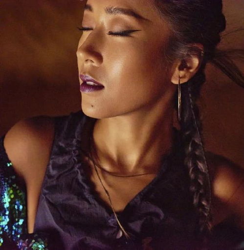 暗黑女王吉克隽逸,中毒唇最强代言人,丝巾却穿出少女感