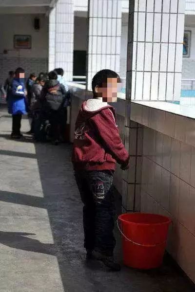 广东人都不敢吃的黑暗料理牛粪火锅童子尿鸡单烤猪眼