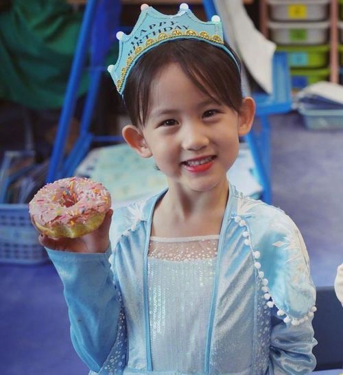 黄磊女儿生日派对现场,穿礼服造型隆重,多多吊带红唇秀成熟曲线