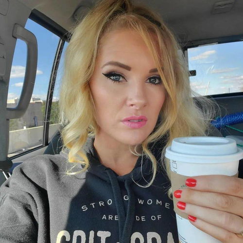 送葬者霸气外露美女选手秀妩媚照片