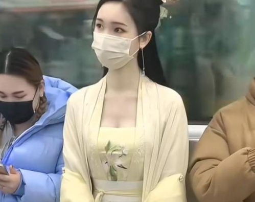 女子穿汉服坐地铁惊为天人爱美之心,人皆有之