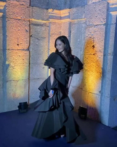 44岁台湾名媛少女脸美出圈穿露脐装度假特意美黑,身材比女儿辣