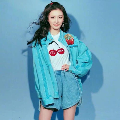 33岁杨幂撞衫21岁宋祖儿,穿樱桃衬衫很养眼,一个清纯一个有气质