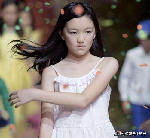 王菲女儿李嫣与闺蜜出游,拿菜篮子当包被嘲土,价格却让女生酸了