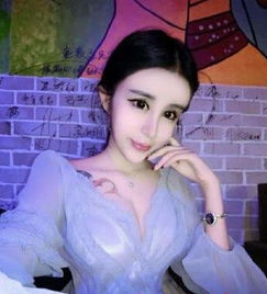 最美蛇精女李蒽熙微博高调炫富晒半裸照被疑炒作