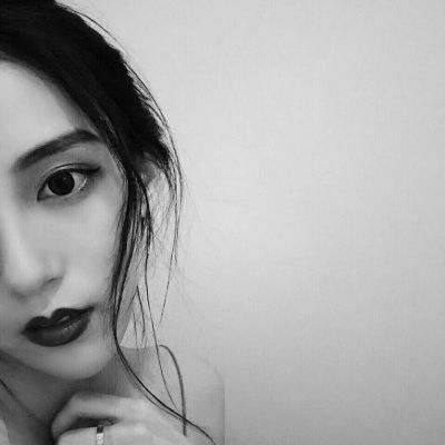 黑白女生头像伤感高清,连伤心的样子都这样的美丽