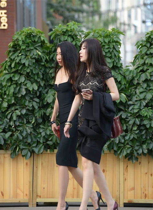 路人街拍,姑娘清新淡雅,穿时尚轻盈的粉色裙子,十分减龄