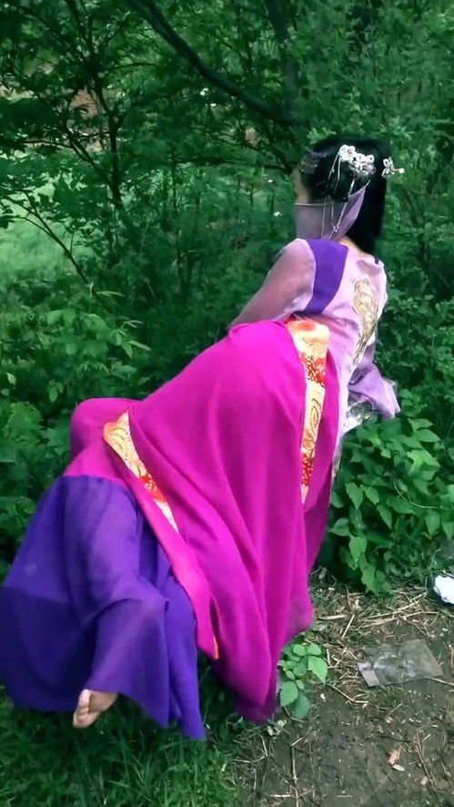 美女模仿仙剑奇侠传里的紫萱,这背影看着好有仙气