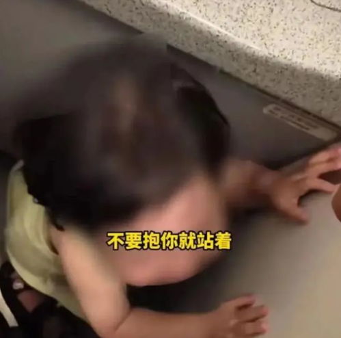 小孩飞机上哭闹,被两陌生女子关厕所立规矩,警方紧急回应