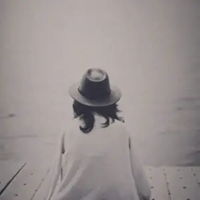盘腿的女生头像戴帽子网图女生戴帽子盘腿坐的头像