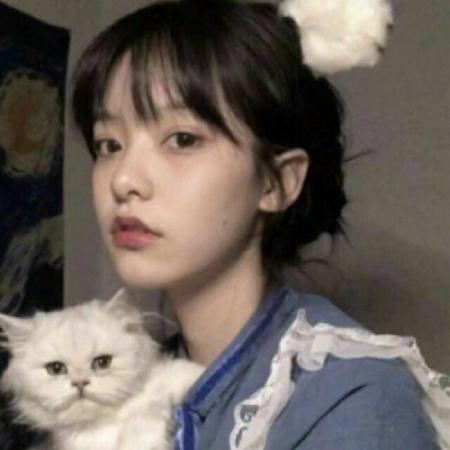 女生抱猫头像,高冷侧脸也有看不到脸的