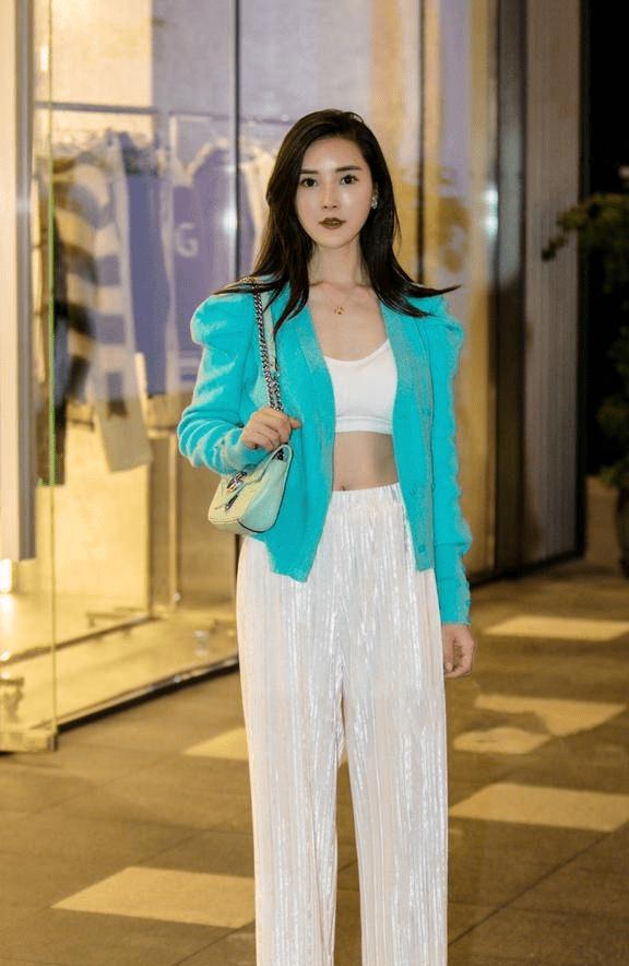 戴帽子的季节来了,搭配冬装加一顶贝雷帽,优雅减龄又淑女
