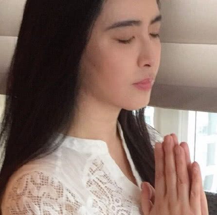 51岁的王祖贤用事实证明,女人没有了爱情但不能没有金钱