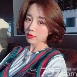 中分短卷发女生图片,中分短卷发型图片,中分短卷发女