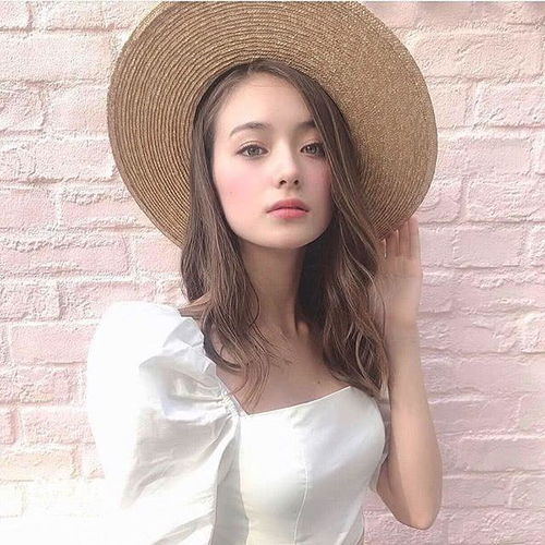 14岁真人版萝莉,因打工意外走红,混血五官身材好得有点虚假