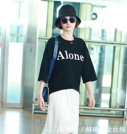 43岁李小冉一袭蓝色纱裙好仙气,低扎丸子头,端庄优雅少女感