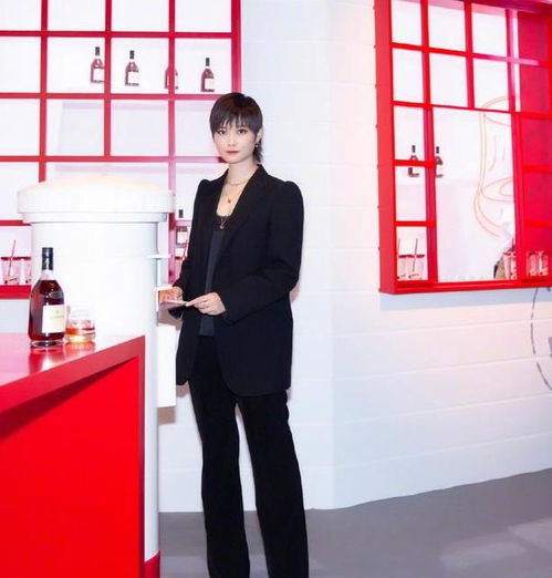 曾是假小子的李宇春,如今越来越有女人味,西装连衣裙也轻松驾驭
