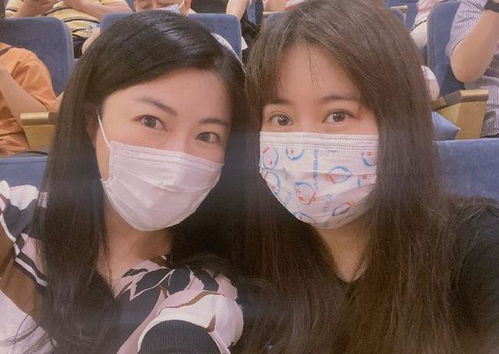 上海知名美女杨蕾为好友律师庆祝生日,身穿小白裙超优雅