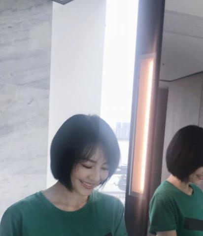 高圆圆只不过换了新发型,瞬间嫩的像少女,和赵又廷就不像姐弟恋