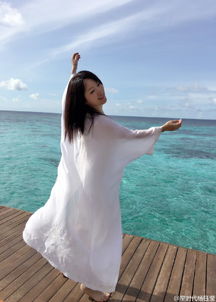 仙气飘飘45岁杨钰莹海边游玩似少女