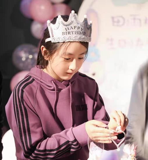 田亮女儿生日排场真大穿运动装身材好高挑,代言鸿星尔克真牛气