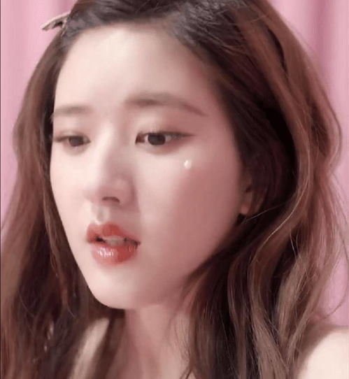 赵露思晒广告大片,粉红色背景显少女,鼻子不愧是就是全脸之光