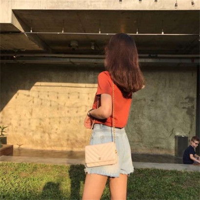 清新女生背影头像,喜欢一个人太累了所以要静一静了