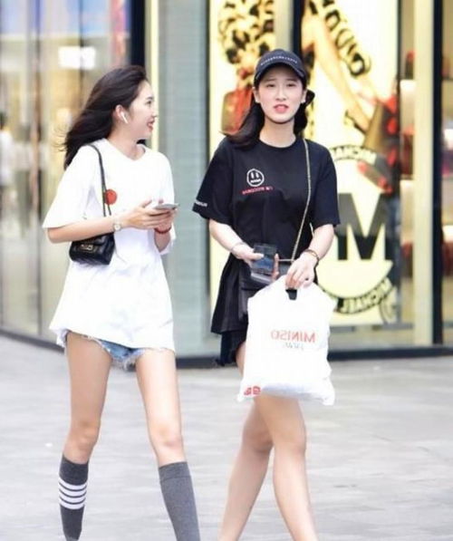 美女浑身上下流露出迷人的女性魅力,很是吸眼睛