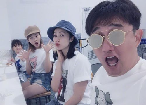 15岁多多公开晒近照,涂口红穿衬衫尽显少女感,孙莉的基因没谁了