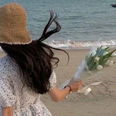 女生手捧鲜花头像