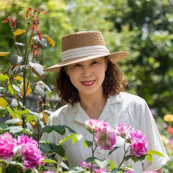 50岁左右的女人,帽子尽量不要戴棒球帽和贝雷帽,其实这些更洋气