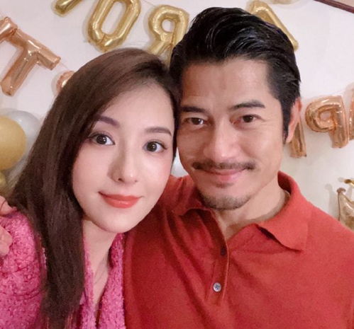 方媛晒与俩女儿亲子时光,姐妹穿公主裙卖萌,一个像妈一个像爸