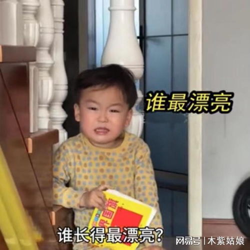 三岁萌娃哭闹不喝药,妈妈让同班女生电话监督,一秒喝完还要续杯