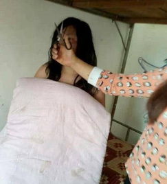 云南社会姐扒光同学拍裸照嚣张至极被殴女裸身蹲床角眼神迷离