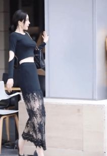 街拍清秀的网红美女,以完美独特的外表迅速走红,给人一种高级感