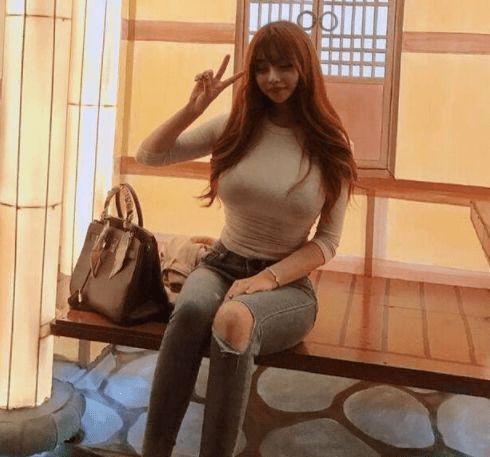 苗条好看的牛仔裤女孩,浪漫唯美,展现都市女性魅力风