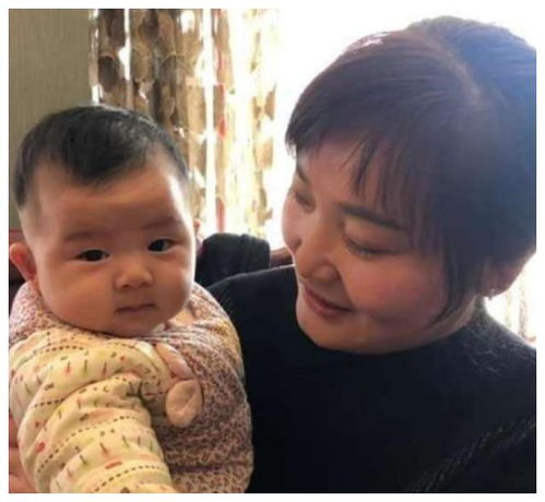 山东一67岁产妇生女一年娃已学会喊爸妈,相差40岁姐姐常来看望