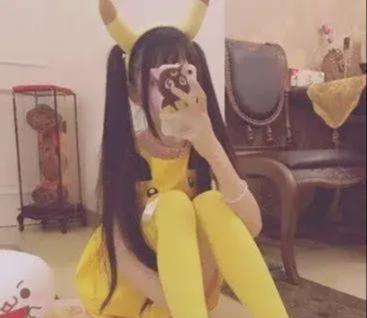 光棍50年没碰过女人,拆迁暴富后,金钱诱惑9名初中少女