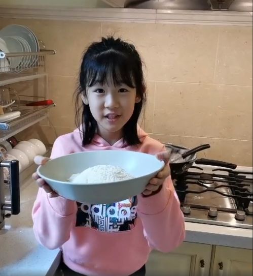 陆毅再晒俩女儿做美食视频,妹妹软萌可爱,12岁贝儿长成大姑娘