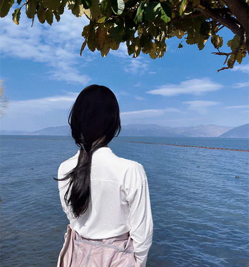 刘诗诗深夜晒美照营业,景美人更美,不受被人影射婚变影响