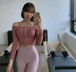 打底裤的新潮设计塑造女性优雅高贵,非常美丽