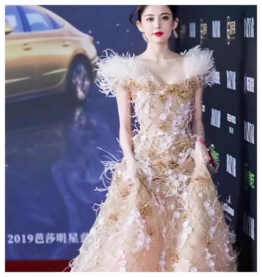 女星穿羽毛裙,迪丽热巴终于不飒了,看到娜扎张翰后悔吗