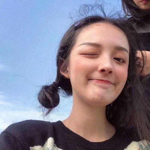 适合女生自拍发朋友圈时配的可爱句子,开心就要咔嚓咔嚓