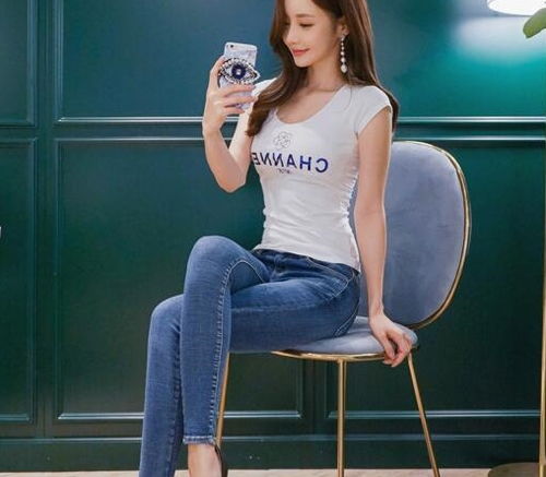 街拍简约不单调的牛仔裤美女,曼妙身材,更加有吸引力